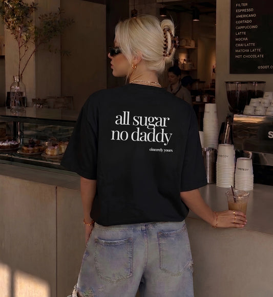 Oversized Feminist T-Shirt für Damen in Weiß mit dem provokanten Spruch all sugar no daddy von Cincerely Yours aus hochwertiger Heavyweight Cotton