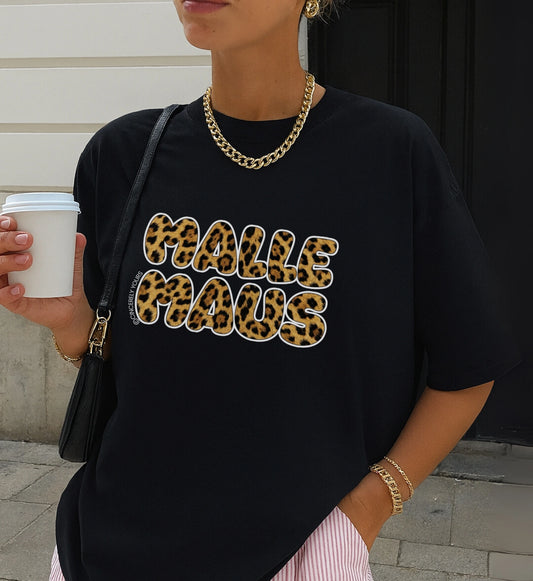 Rückseite des anpassbaren Mallemaus Shirts von Cincerely Yours mit großem Malle Crew Backprint in coolem Retro Leopard Print und Bubble Font.