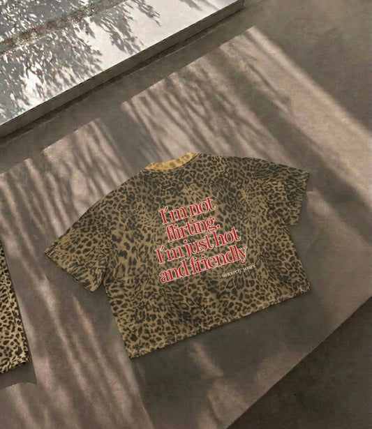 Das Cincerely Yours Boxy T-Shirt mit Leopard Print und dem provokanten Spruch I'm not flirting I'm just hot and friendly in Frontansicht.