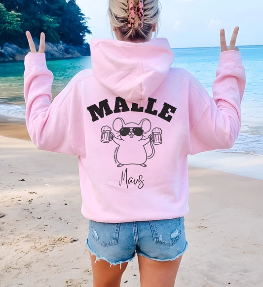 Cincerely Yours Mallemaus Hoodie in Rosa: Rückenansicht einer Frau am Strand mit Malle Maus Print, ideal für den Mallorca Urlaub und einen Girls Trip.