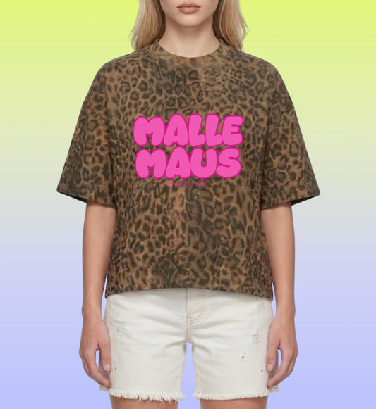 Die Rückansicht des Mallemaus Shirts präsentiert das durchgehende Leopard Print Muster in Pink und Schwarz für einen perfekten Auftritt am Ballermann.