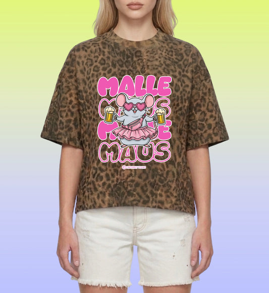 Die Rückansicht des Mallemaus Shirts von Cincerely Yours zeigt den lockeren Boxy Schnitt und die leuchtende Farbe Chantal Pink mit auffälligem Leopard Print Design.