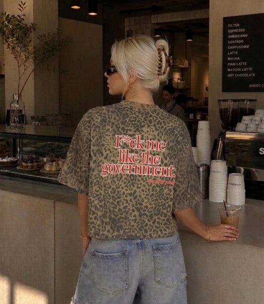 Ein stylisches Unisex Leopard Print T-Shirt von Cincerely Yours mit politischem Protest Spruch getragen in einem modernen Streetwear Lifestyle Outfit Kontext.