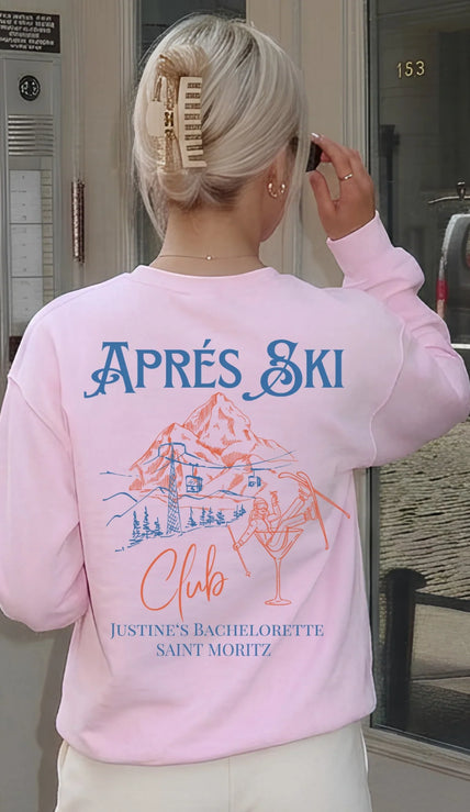 Rückenansicht eines rosa Cincerely Yours Sweatshirts mit detailliertem Aprés Ski Club Print, Berg-Grafik und sommerlichem Drink-Motiv im Vintage-Design.