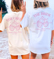 Zwei Frauen am Strand in personalisierten JGA Shirts von Cincerely Yours mit rosa Bierkrug-Motiv und 'The Bride' sowie 'The Crew' Aufdruck für den Junggesellinnenabschied.
