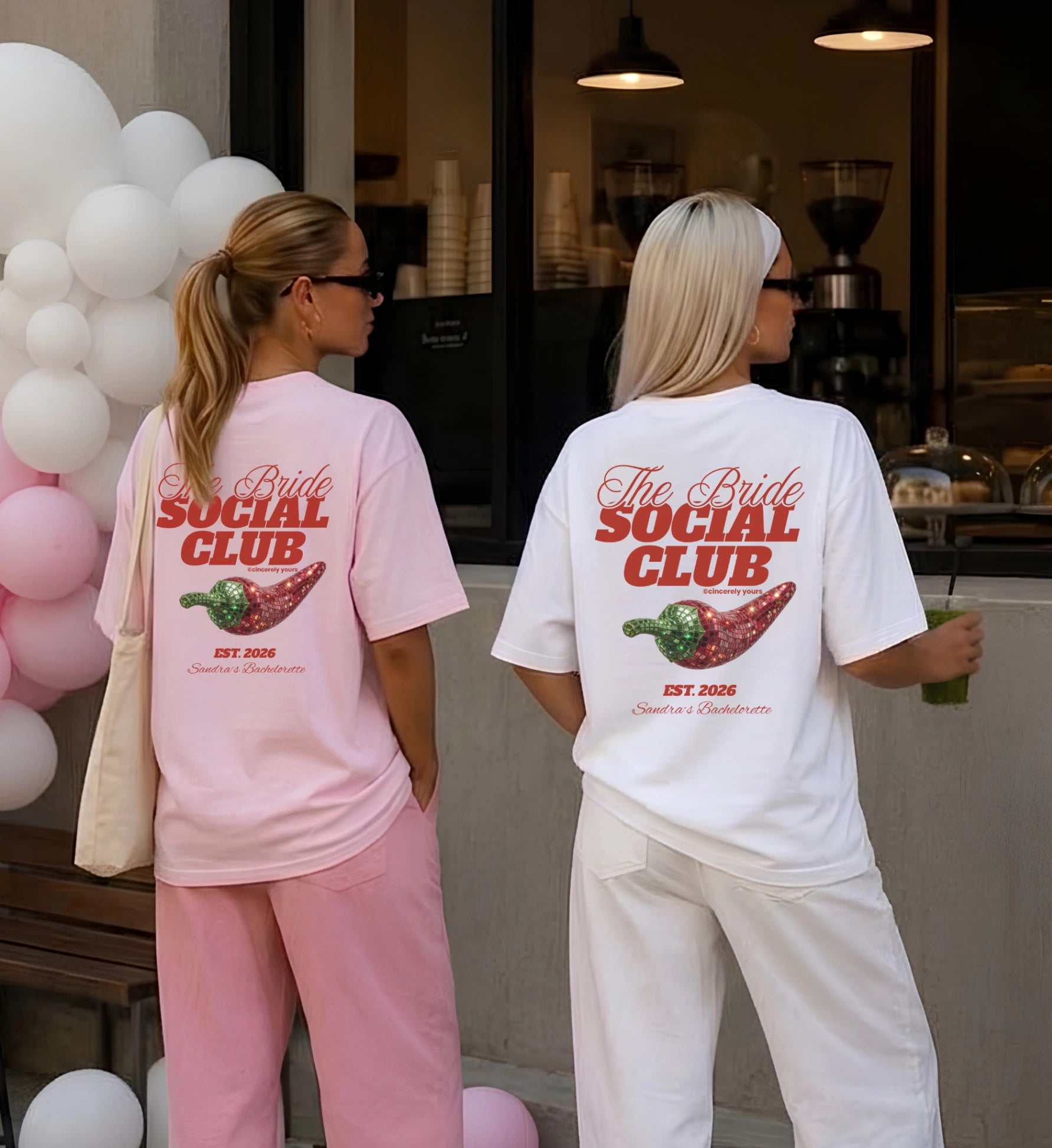 Stylisches Bachelorette Party Shirt mit hochwertigem Retro Backprint im Old Money Stil für den perfekten Junggesellinnenabschied