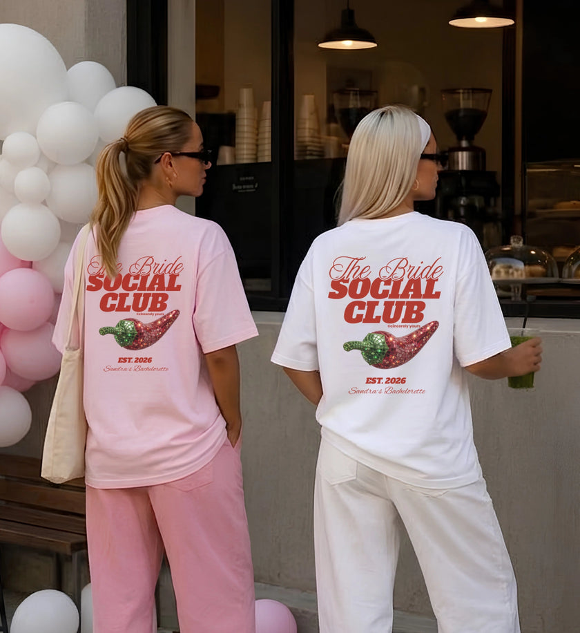 Stylisches Bachelorette Party Shirt mit hochwertigem Retro Backprint im Old Money Stil für den perfekten Junggesellinnenabschied