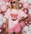 Detailaufnahme des hochwertigen Prints The Bride Social Club mit kleiner roter Chilischote auf dem Premium Baumwoll-T-Shirt.