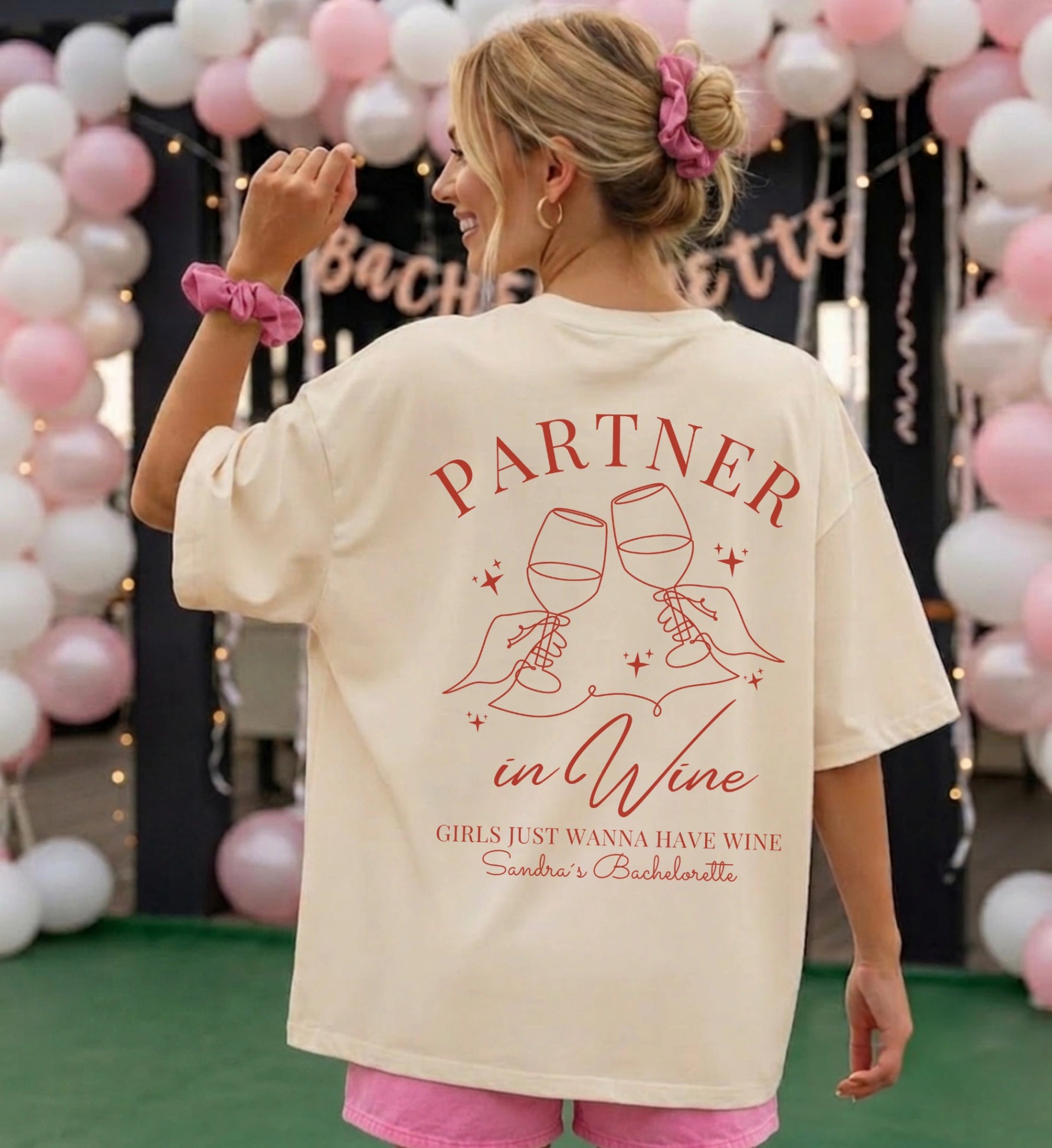Modernes Hen Party Shirt im minimalistischen Line Art Design mit Weingläser-Druck für unvergessliche Hochzeitsfotos von hinten.
