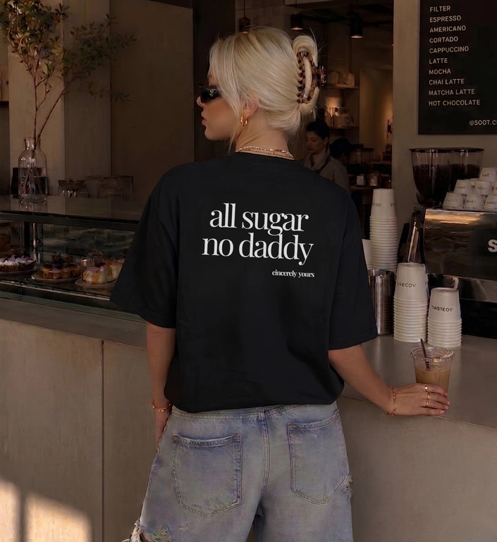 Oversized Feminist T-Shirt für Damen in Weiß mit dem provokanten Spruch all sugar no daddy von Cincerely Yours aus hochwertiger Heavyweight Cotton