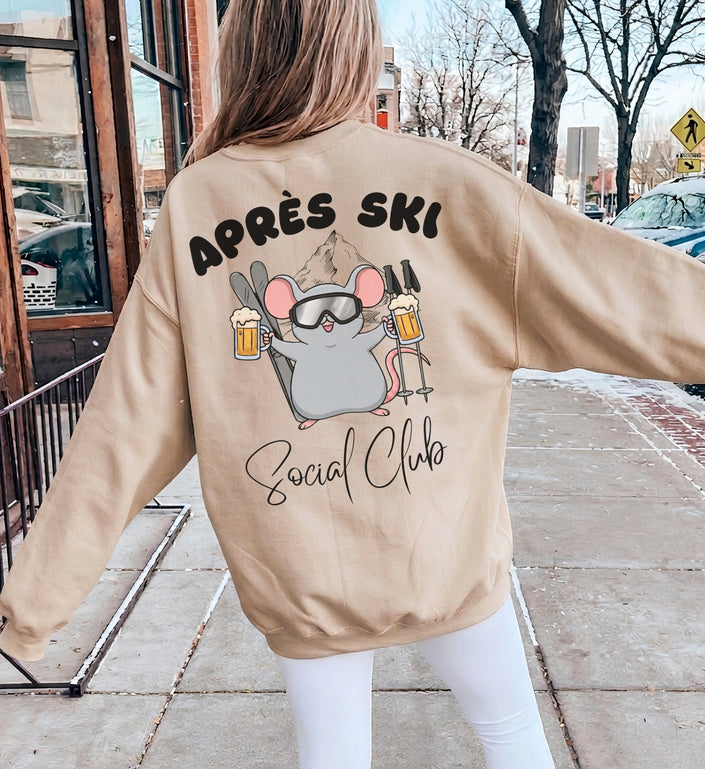 Beiger Oversize Sweatshirt Backprint mit Cartoon Après Ski Maus, Skiern, Biergläsern und Bergen von Cincerely Yours.