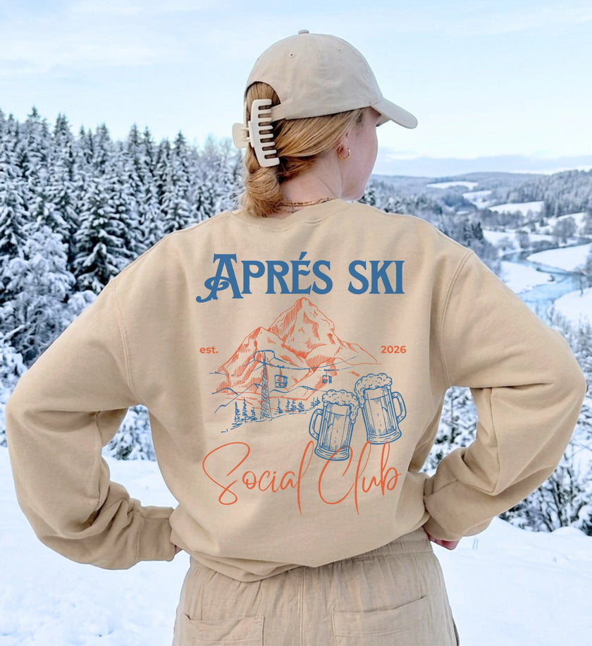 Rückansicht eines beigen Sweatshirts mit detailreichem Backprint: Berge, Skilift und zwei Bierkrüge im Retro-Stil für den Apres Ski Social Club.