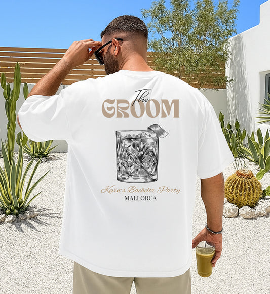 Stilvolles weißes JGA Shirt für Männer mit einem detaillierten Old Fashioned Cocktail Print im Old Money Design für den angehenden Bräutigam beim Junggesellenabschied.