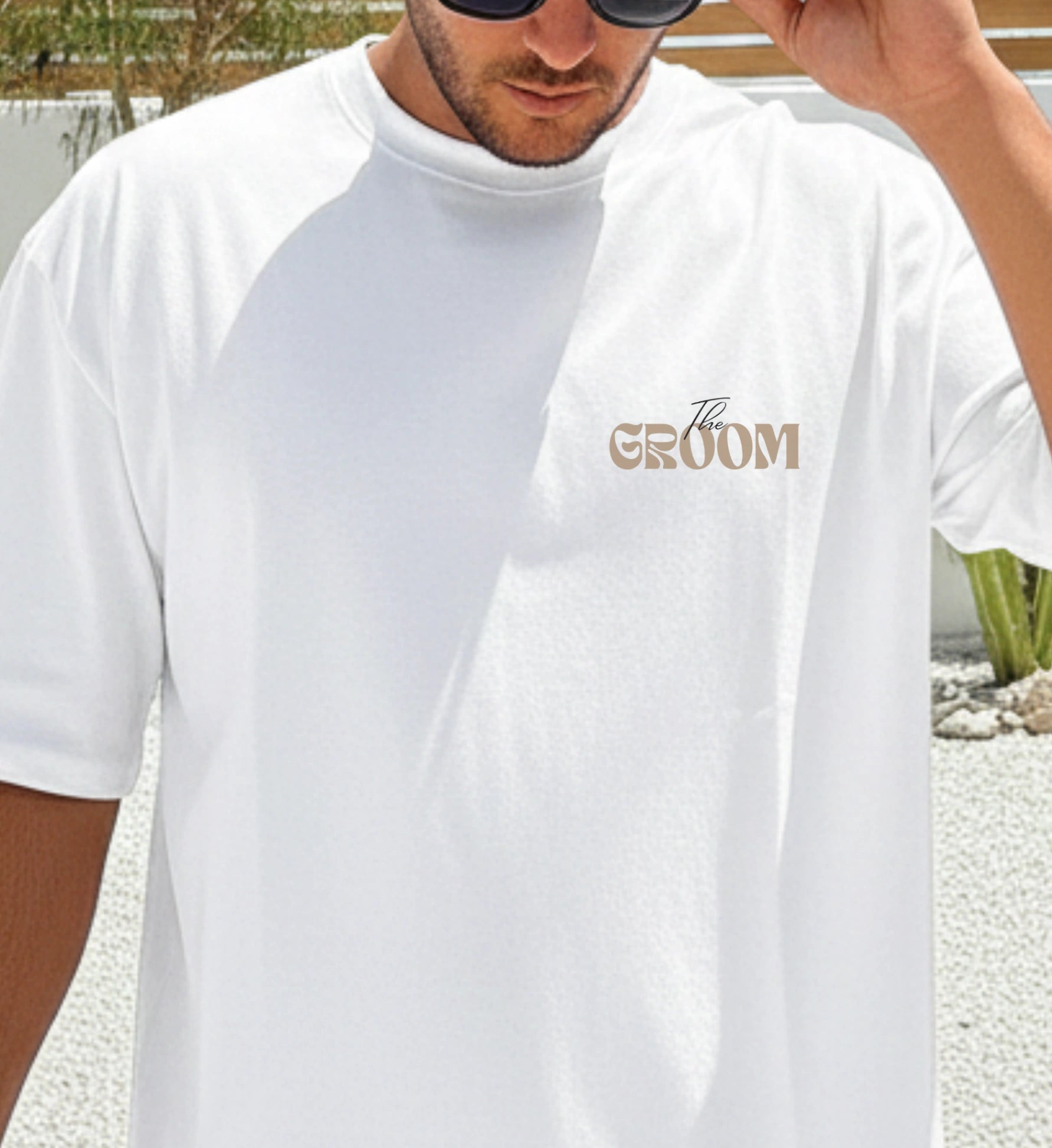 Das weiße Cincerely Yours Bachelor Shirt für den JGA zeigt ein edles Old Fashioned Cocktail Design im minimalistischen Old Money Stil auf der Vorderseite.