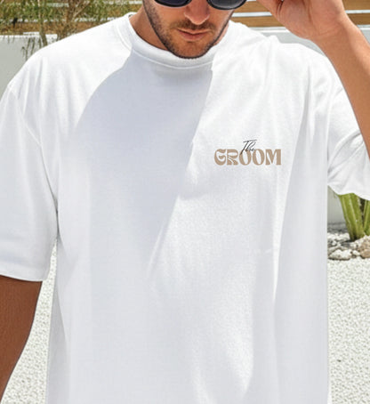 Das weiße Cincerely Yours Bachelor Shirt für den JGA zeigt ein edles Old Fashioned Cocktail Design im minimalistischen Old Money Stil auf der Vorderseite.