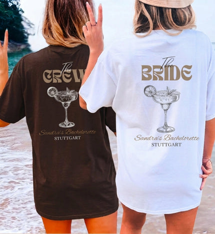 Cincerely Yours JGA Shirts für Braut und Crew mit Margarita-Illustration und personalisiertem Text, getragen von zwei Frauen am Strand, Old Money Aesthetic Bachelorette Design.