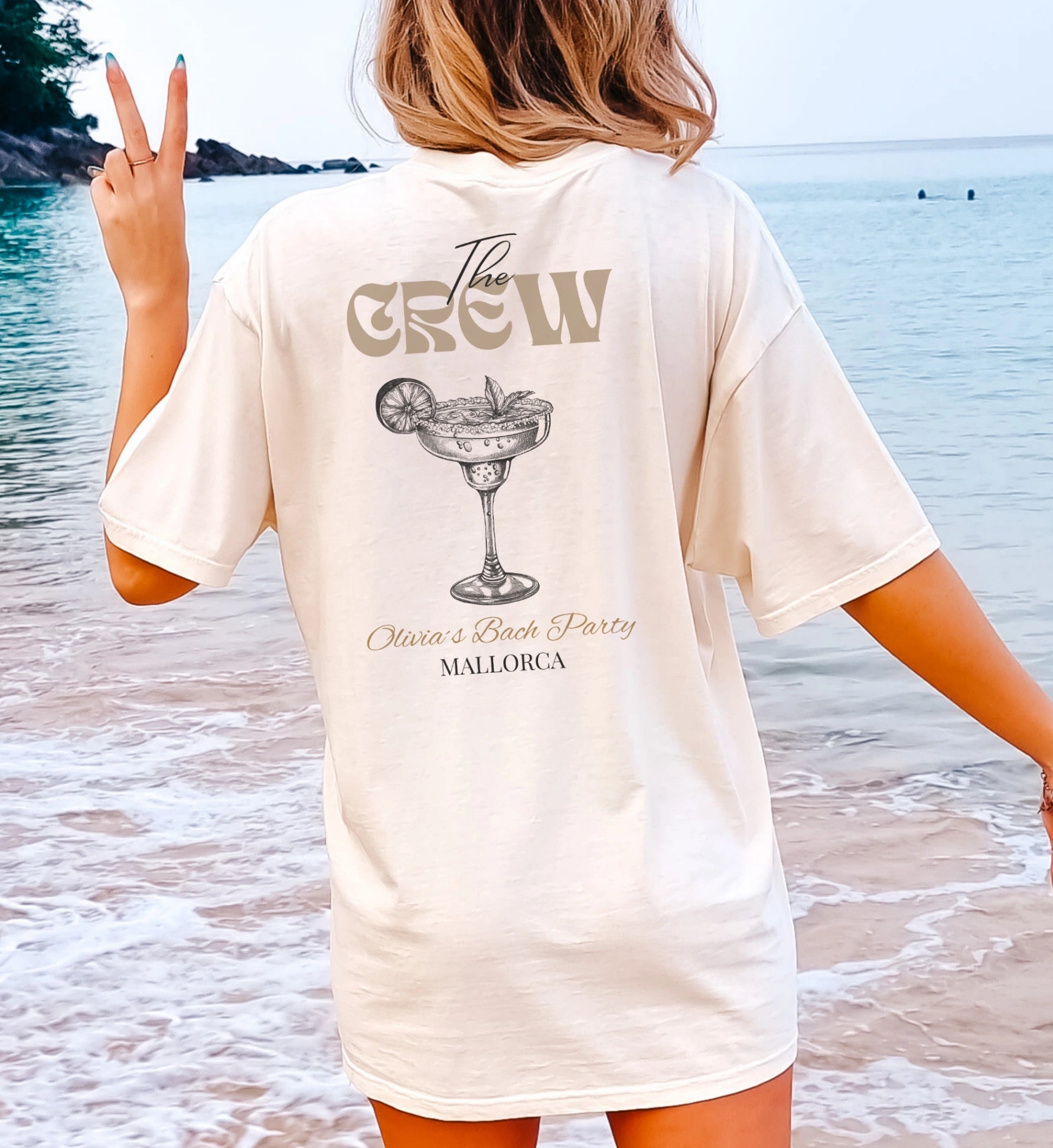 Cincerely Yours Bachelorette Shirt in Beige mit Margarita-Grafik und 'The Crew' Schriftzug, ideal für einen JGA im Old Money Aesthetic am Strand – Rückansicht.