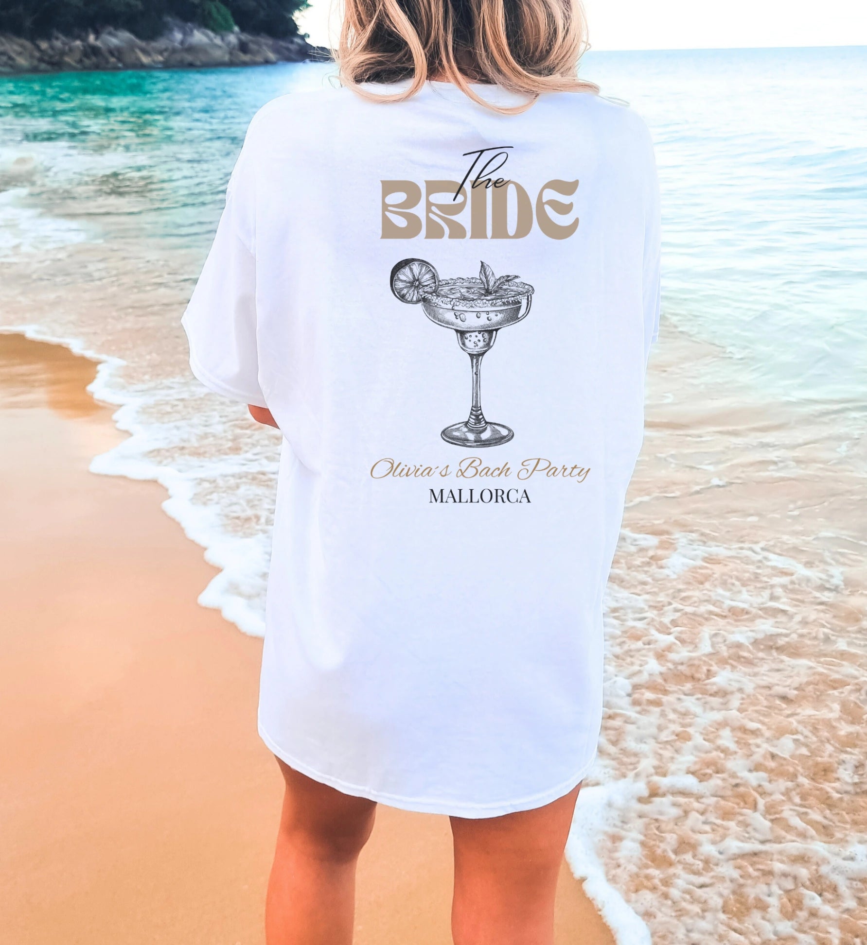 Cincerely Yours Bachelorette Shirt für die Braut mit Margarita-Illustration und Mallorca Schriftzug, weißes JGA T-Shirt im Old Money Aesthetic am Strand.