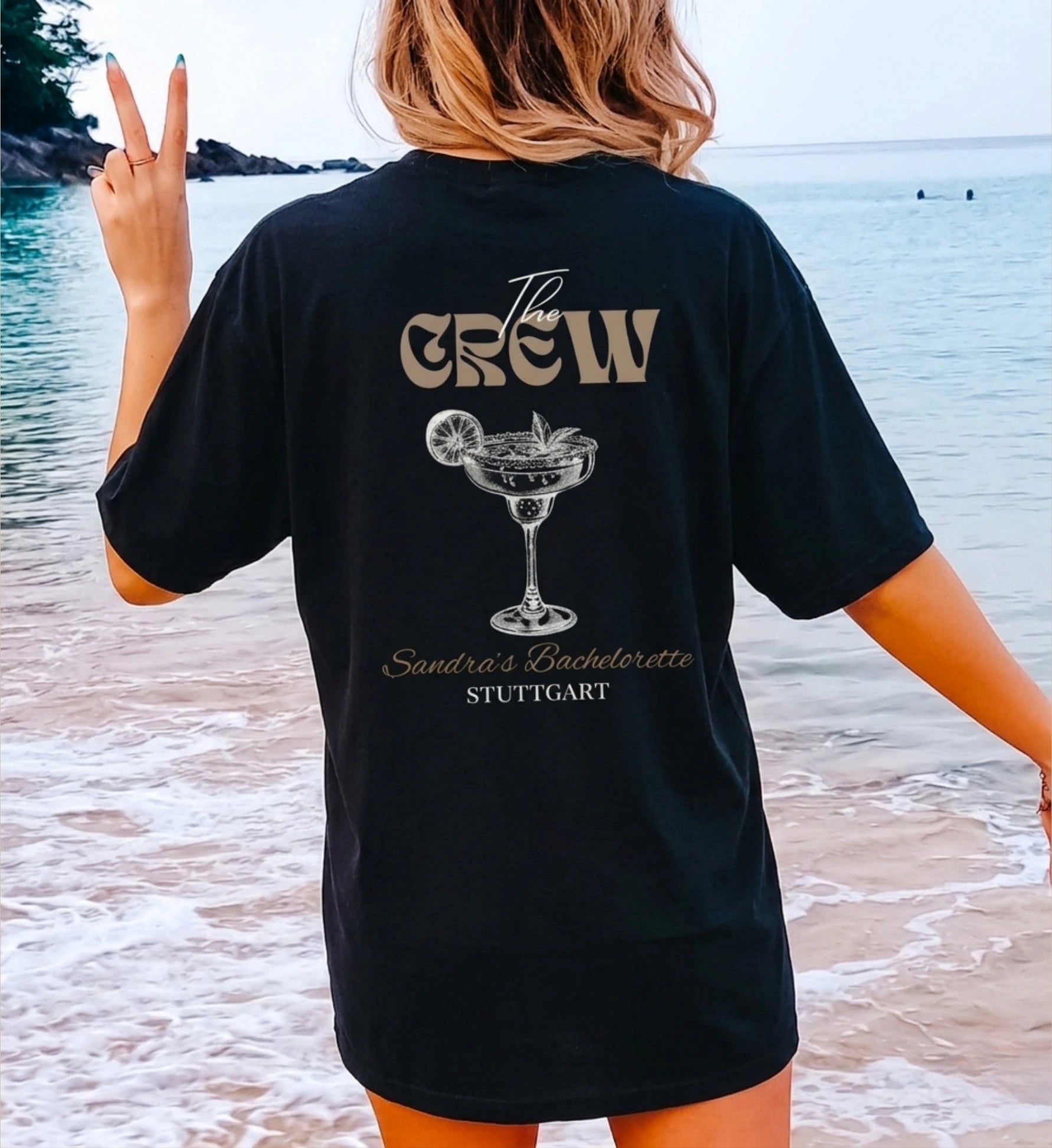 Cincerely Yours Bachelorette Shirt in Schwarz mit 'The Crew' Aufdruck und Margarita-Grafik, ideales Hen Party Shirt für den JGA am Strand, Rückansicht.