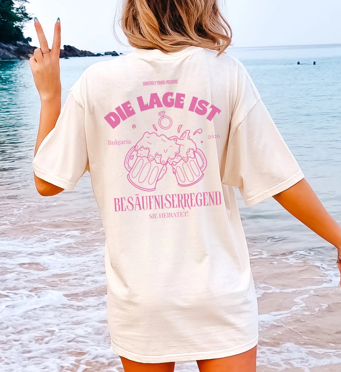 Rückansicht des modernen Bachelorette T-Shirts im Old Money Look mit optimaler Passform für einen unvergesslichen Junggesellinnenabschied der zukünftigen Braut.