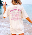Rückansicht des modernen Bachelorette T-Shirts im Old Money Look mit optimaler Passform für einen unvergesslichen Junggesellinnenabschied der zukünftigen Braut.