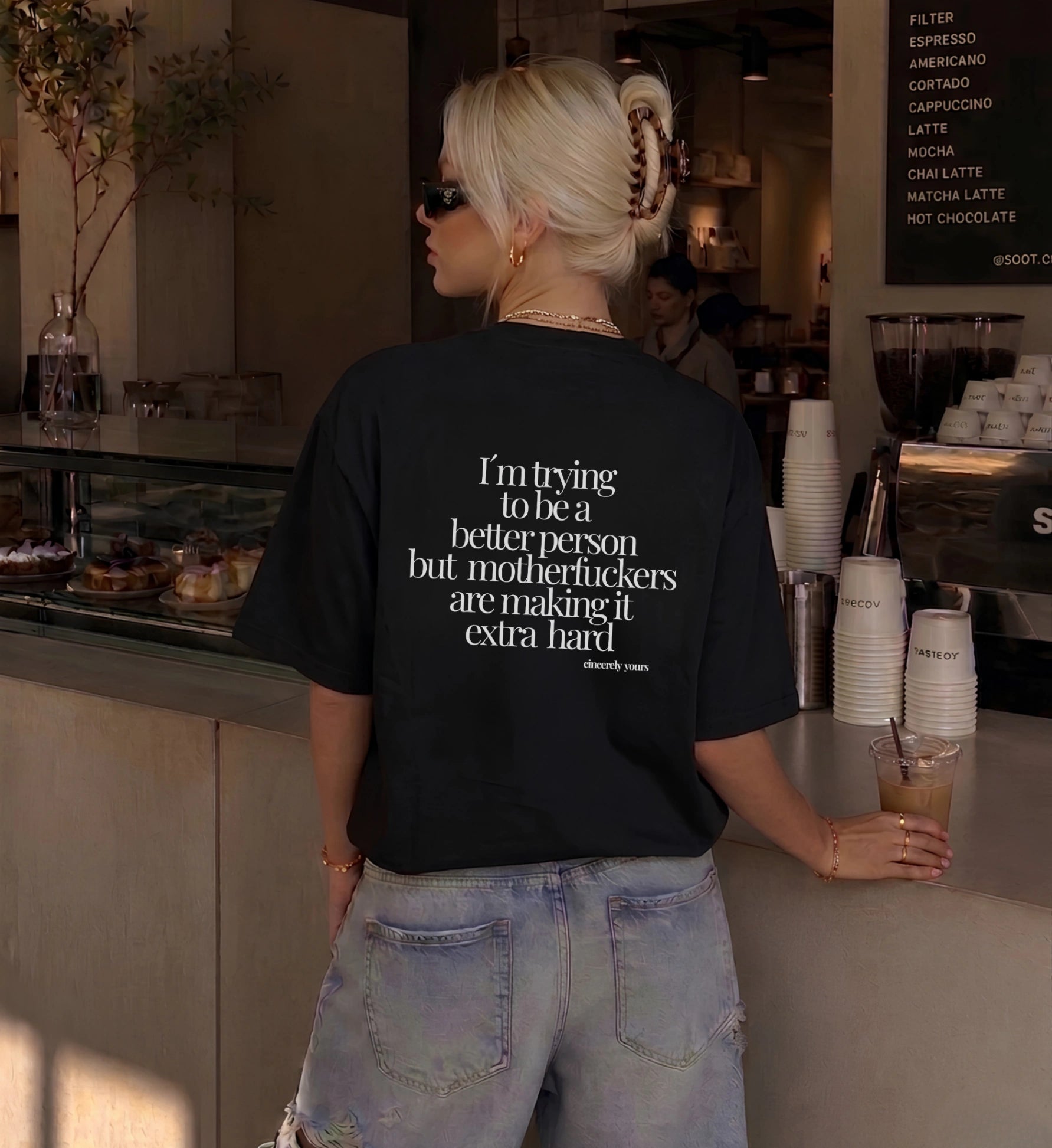 Sarkastisches Cincerely Yours Statement Shirt Damen aus Heavy Cotton in Boxy Fit mit dem frechen Spruch I'm trying to be a better person