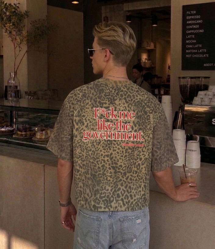 Detaillierte Ansicht der Stoffqualität und des hochwertigen Aufdrucks auf dem Cincerely Yours Leopard Print Boxy Fit Shirt mit provokantem Statement Zitat.
