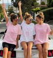 Die Rückansicht des Bride to Bee Shirts mit einem eleganten Retro-Bienen-Motiv und dem geschwungenen Schriftzug She found her honey.