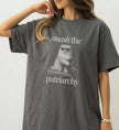 Nahaufnahme des grauen Oversized-T-Shirts mit dem Cat-Bootleg-Print, klarer Fokus auf das humorvolle Design mit Sonnenbrillen-Katze und Schriftzug.