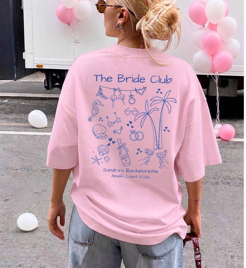 Gruppe von Brautjungfern am Strand tragen die passenden Beach Bachelorette Shirts von Cincerely Yours für den stilvollen Junggesellinnenabschied an der Küste.