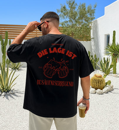 Weißes Damen T-Shirt mit dem Slogan Die Lage ist besäufniserregend auf der Vorderseite für den perfekten Malle Girls Trip