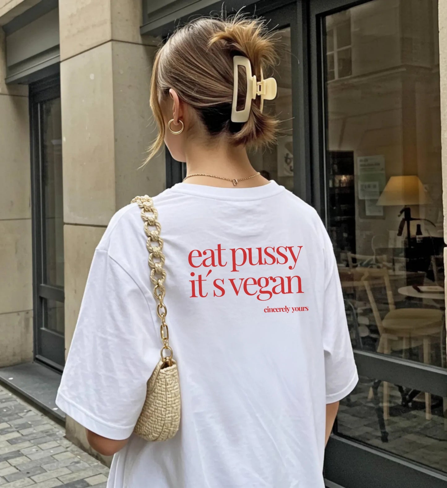 Oversized Cincerely Yours Statement T-Shirt für Damen in Schwarz aus Bio-Baumwolle mit dem provokanten Spruch eat pussy its vegan.