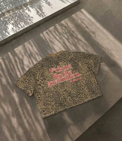 Nahaufnahme des Cincerely Yours Unisex Boxy T-Shirts mit Leopard Print und dem provokanten Spruch Fuck Me Like The Government in Schwarz.