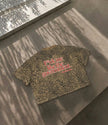 Nahaufnahme des Cincerely Yours Unisex Boxy T-Shirts mit Leopard Print und dem provokanten Spruch Fuck Me Like The Government in Schwarz.