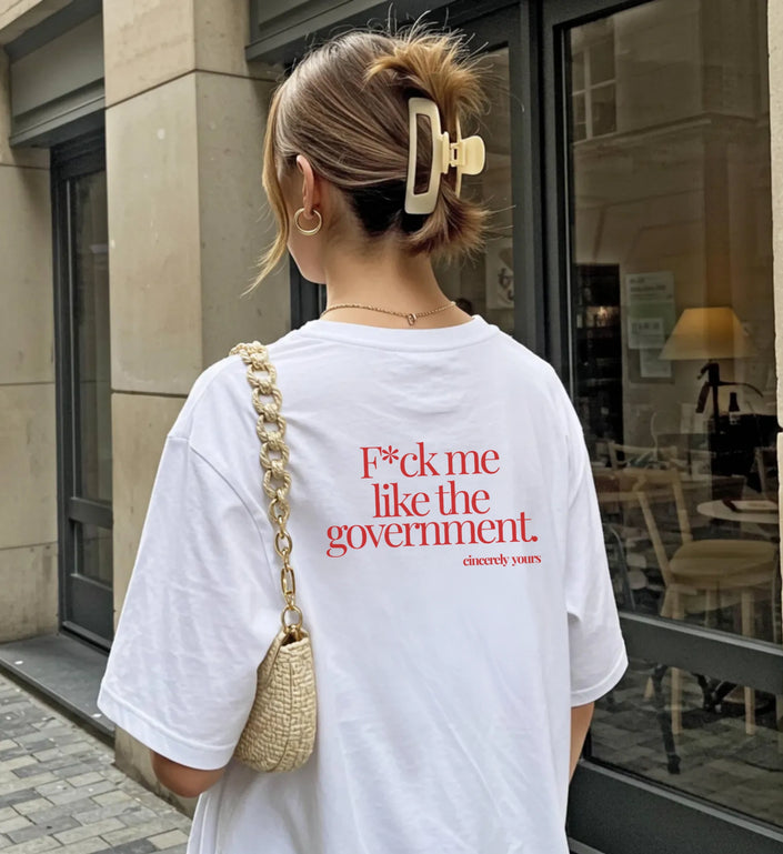 Provokantes Cincerely Yours Statement Shirt Damen mit dem Spruch Fuck me like the government aus Bio-Baumwolle getragen als cooles Outfit.