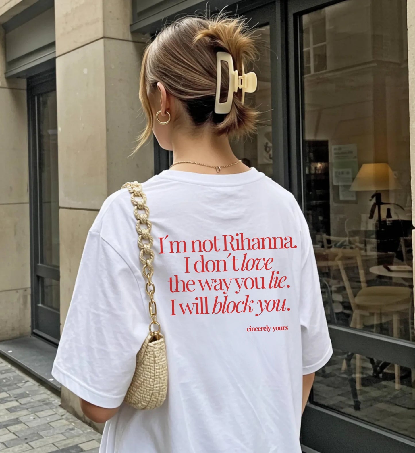 Detailansicht des Backprints auf dem Cincerely Yours Shirt mit dem lustigen Zitat in moderner Typografie für einen stylischen Streetwear Look. I don´t love the way you lie