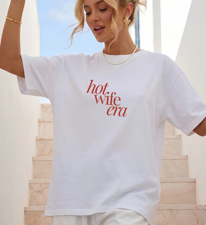 Blickdichtes Heavy Cotton Wifey Shirt von Cincerely Yours im minimalistischen Stil mit rostrot geschriebenem Hot Wife Era Schriftzug auf weissem Baumwollstoff