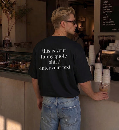 Flatlay-Präsentation des personalisierten Geschenk-Shirts in ästhetischen Beigetönen, ordentlich gefaltet auf einem nachhaltigen, natürlichen Hintergrund.