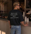 Flatlay-Präsentation des personalisierten Geschenk-Shirts in ästhetischen Beigetönen, ordentlich gefaltet auf einem nachhaltigen, natürlichen Hintergrund.