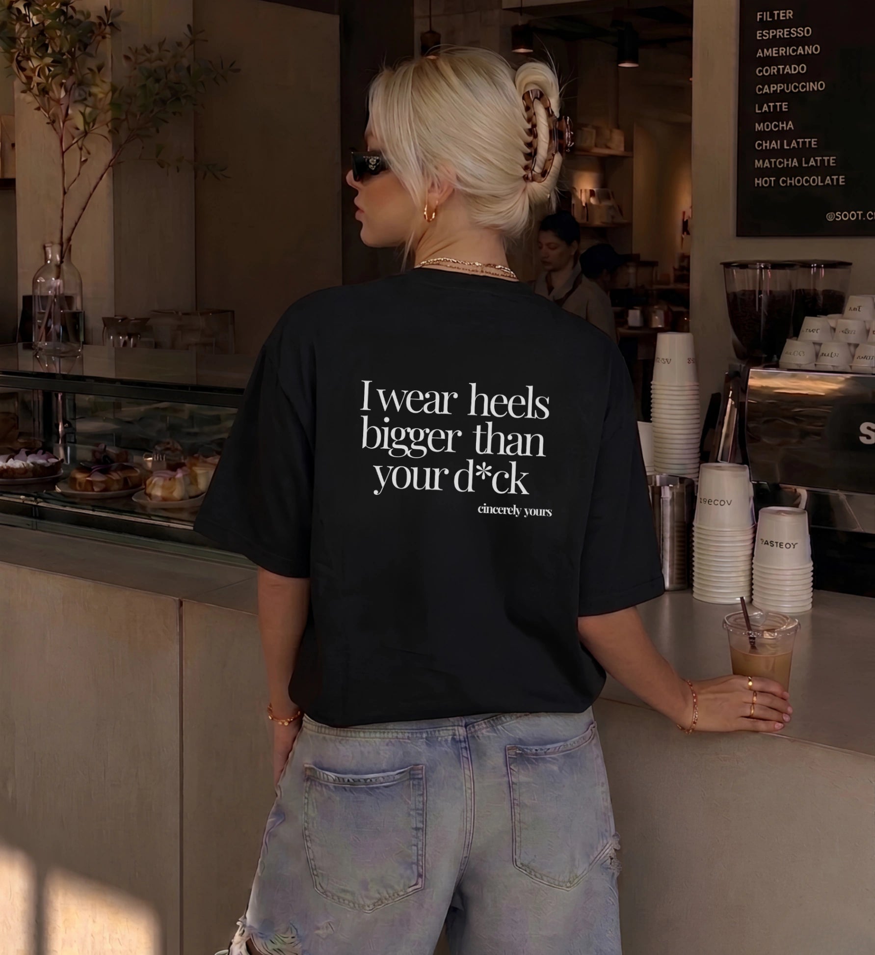 Provokantes Statement Shirt Damen in Weiss mit dem frechen Spruch I wear heels bigger than your dick von Cincerely Yours.