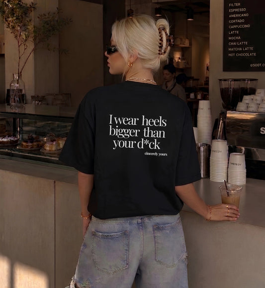 Provokantes Statement Shirt Damen in Weiss mit dem frechen Spruch I wear heels bigger than your dick von Cincerely Yours.