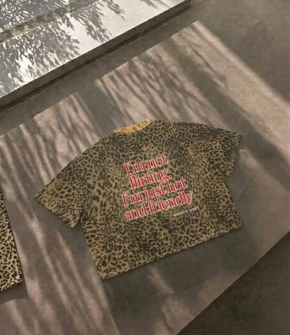 Das Cincerely Yours Boxy T-Shirt mit Leopard Print und dem provokanten Spruch I'm not flirting I'm just hot and friendly in Frontansicht.