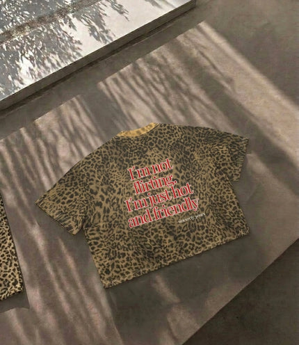 Das Cincerely Yours Boxy T-Shirt mit Leopard Print und dem provokanten Spruch I'm not flirting I'm just hot and friendly in Frontansicht.