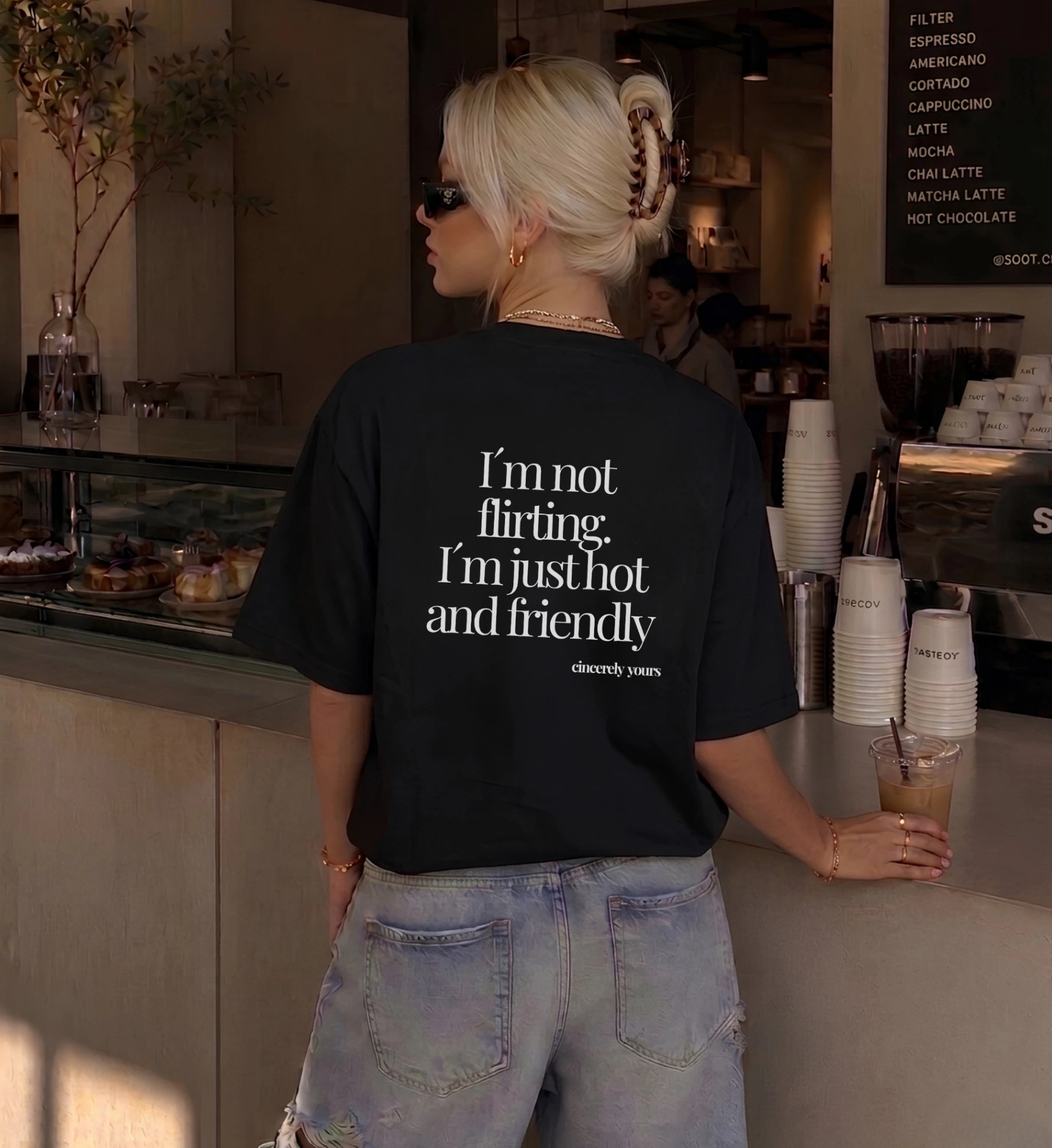 Freches weißes Damen T-Shirt mit dem roten Spruch I'm not flirting I'm just hot and friendly von Cincerely Yours im Y2K Baby Tee Look.
