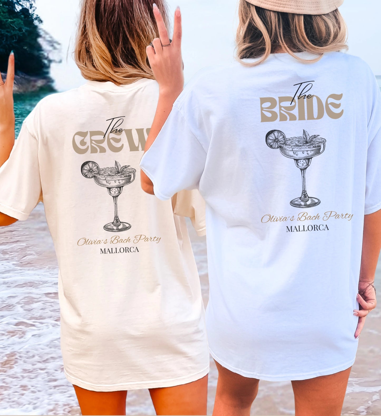 Zwei Frauen am Strand in Cincerely Yours JGA Shirts mit Margarita-Design, Rückansicht der Modelle 'The Crew' in Beige und 'The Bride' in Weiß, Old Money Aesthetic für eine Bachelorette Party auf Mallorca.