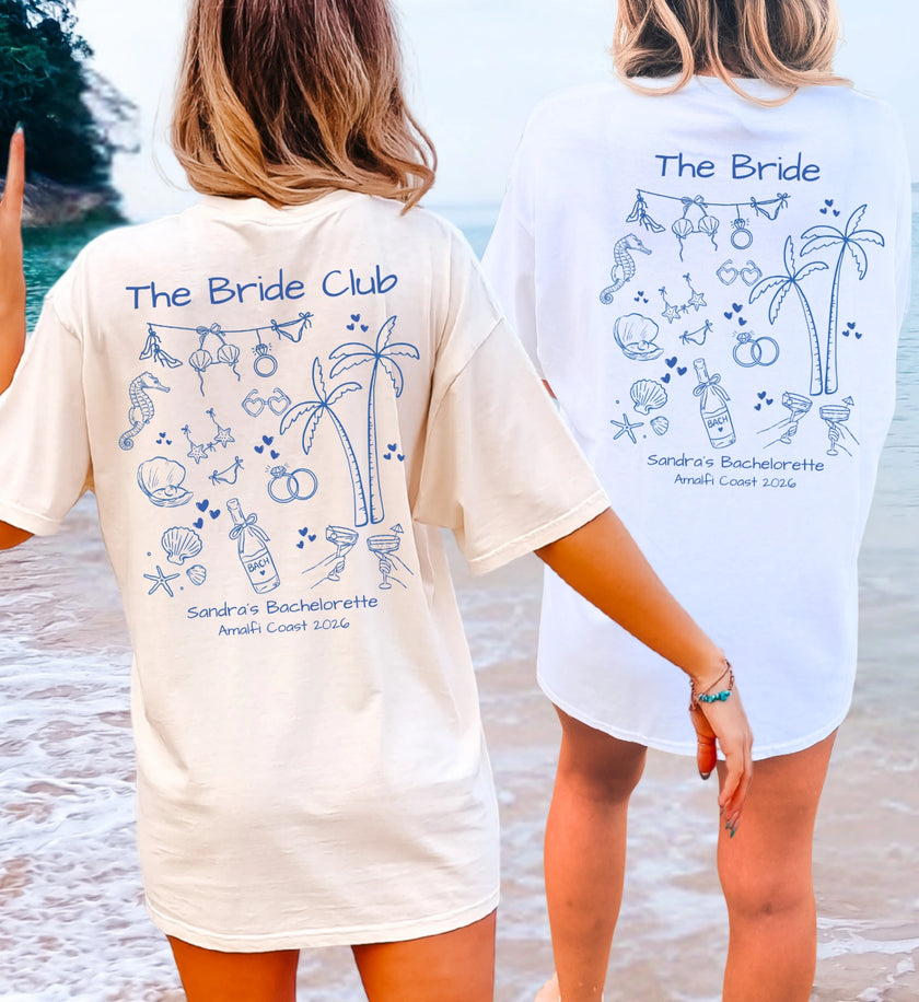 Weißes personalisiertes JGA Shirt von Cincerely Yours im handgezeichneten Doodle-Stil mit Last Toast on the Coast Motiv für die Braut am Strand.