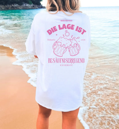 Nahaufnahme des hochwertigen Textildrucks Die Lage ist besäufniserregend Sie heiratet auf einem weißen Baumwollshirt von Cincerely Yours für den JGA.