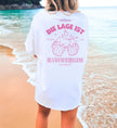 Nahaufnahme des hochwertigen Textildrucks Die Lage ist besäufniserregend Sie heiratet auf einem weißen Baumwollshirt von Cincerely Yours für den JGA.