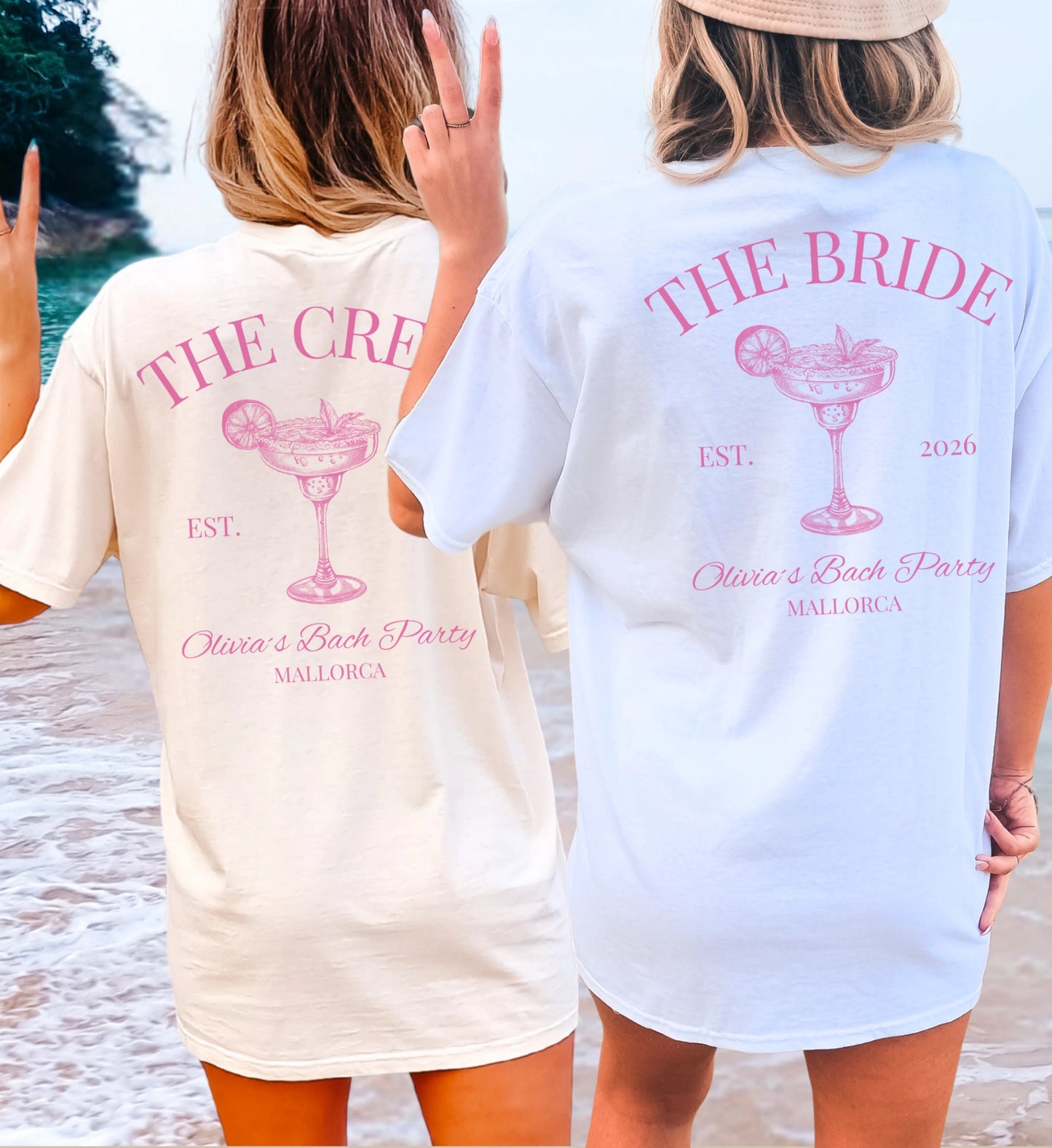 Zwei Frauen am Strand in der Rückenansicht tragen personalisierte JGA T-Shirts von Cincerely Yours mit 'The Bride' und 'The Crew' Aufdruck, Margarita-Motiv und Mallorca-Schriftzug.