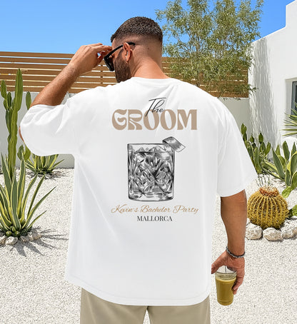 Detailgetreuer Rückendruck des Cincerely Yours JGA Bachelor Shirts mit personalisierbarem Text und klassischem Cocktail Motiv für einen unvergesslichen Junggesellenabschied der Extraklasse.
